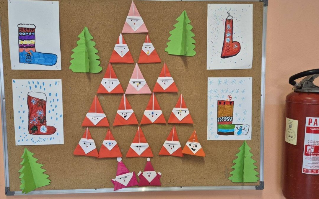 Učenici 2.razreda spremni čekaju Nikolinje.