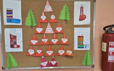 Učenici 2.razreda spremni čekaju Nikolinje.