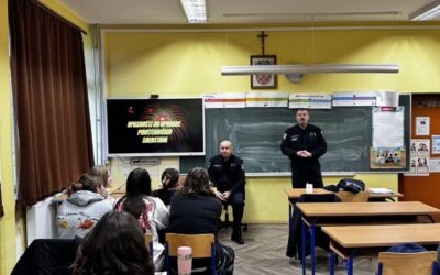 Policijski službenici održali predavanje o opasnostima uporabe pirotehničkih sredstava za učenike predmetne nastave