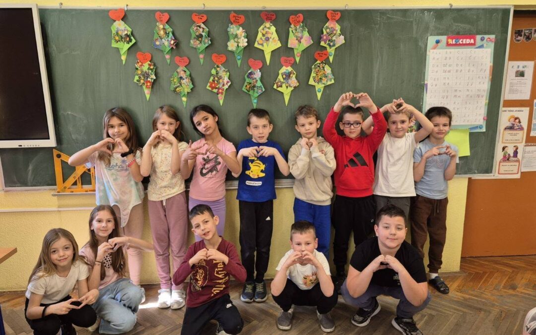 Sretan Dan žena mami i svim ženama žele učenici 2.razreda i učiteljica Tatjana.