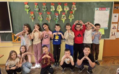 Sretan Dan žena mami i svim ženama žele učenici 2.razreda i učiteljica Tatjana.